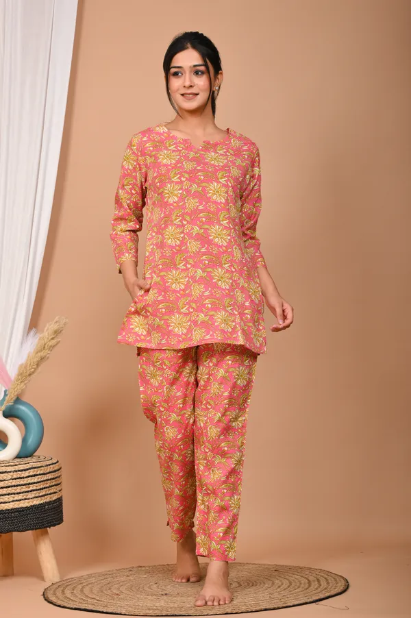 Pink_Cotton_Floral_Printed_Night_Suit_Set_For_Women