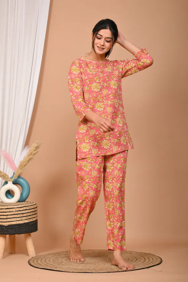 Pink_Cotton_Floral_Printed_Night_Suit_Set_For_Women