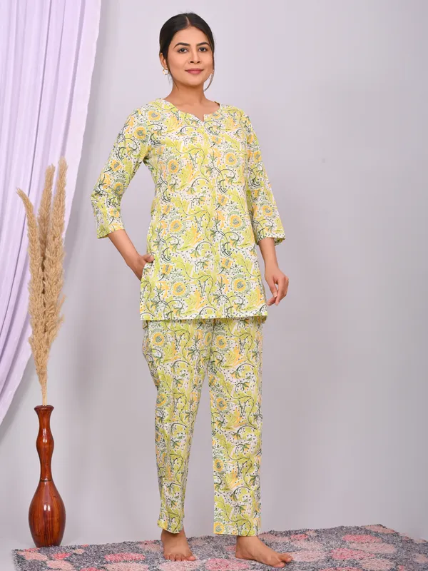 Yellow_Cotton_Paisley_Printed_Night_Suit_Set_For_Women