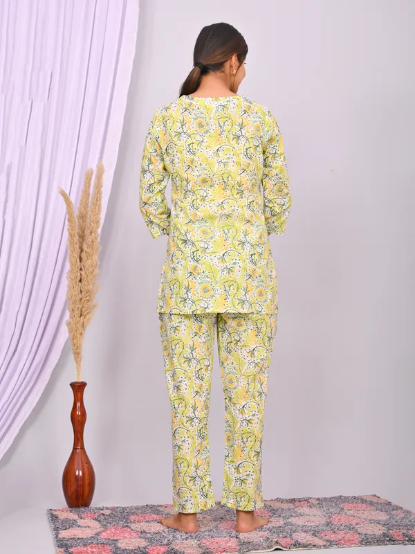 Yellow_Cotton_Paisley_Printed_Night_Suit_Set_For_Women