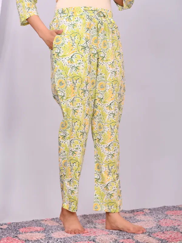 Yellow_Cotton_Paisley_Printed_Night_Suit_Set_For_Women