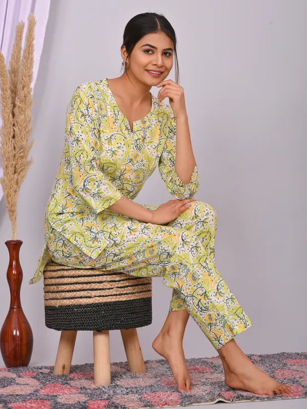 Yellow_Cotton_Paisley_Printed_Night_Suit_Set_For_Women