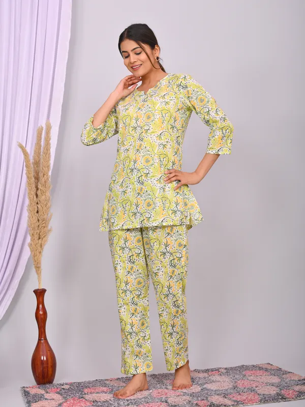 Yellow_Cotton_Paisley_Printed_Night_Suit_Set_For_Women