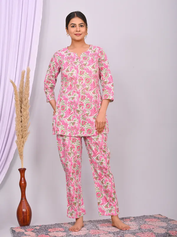 Pink_Cotton_Paisley_Printed_Night_Suit_Set_For_Women