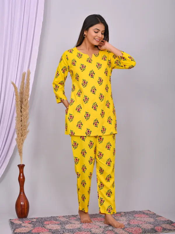 Yellow_Cotton_Floral_Printed_Night_Suit_Set_For_Women