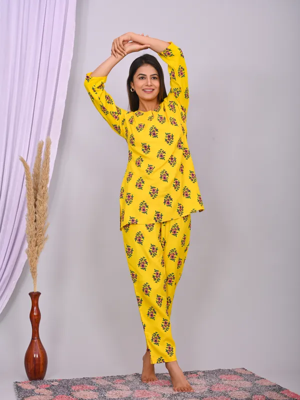 Yellow_Cotton_Floral_Printed_Night_Suit_Set_For_Women