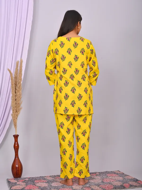 Yellow_Cotton_Floral_Printed_Night_Suit_Set_For_Women