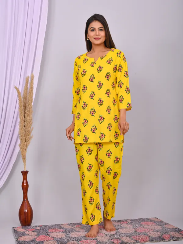 Yellow_Cotton_Floral_Printed_Night_Suit_Set_For_Women