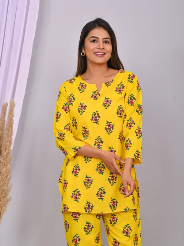 Yellow_Cotton_Floral_Printed_Night_Suit_Set_For_Women