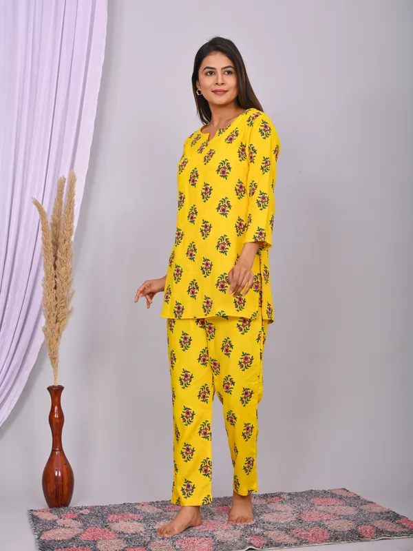 Yellow_Cotton_Floral_Printed_Night_Suit_Set_For_Women