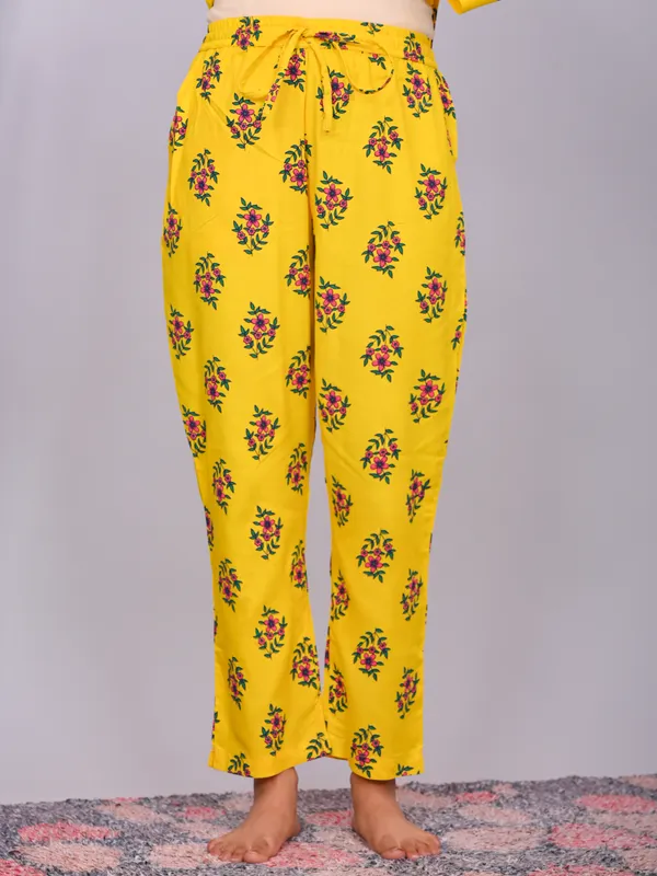Yellow_Cotton_Floral_Printed_Night_Suit_Set_For_Women
