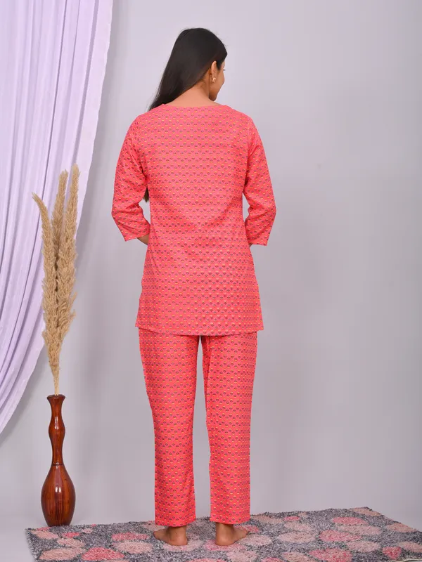 Coral_Pink_Cotton_Geometric_Printed_Night_Suit_Set_For_Women