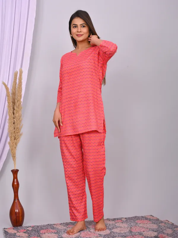 Coral_Pink_Cotton_Geometric_Printed_Night_Suit_Set_For_Women