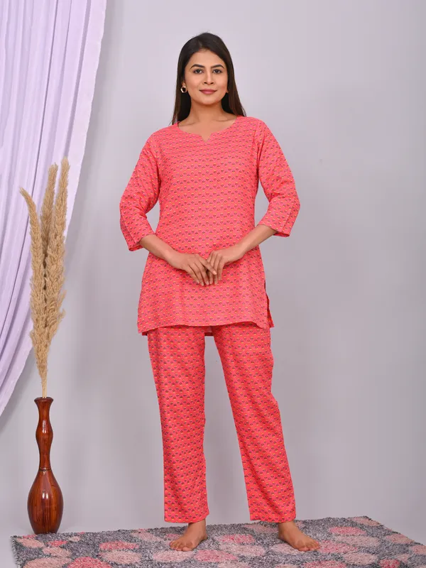 Coral_Pink_Cotton_Geometric_Printed_Night_Suit_Set_For_Women