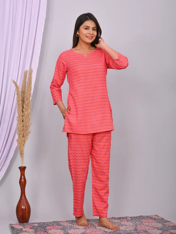Coral_Pink_Cotton_Geometric_Printed_Night_Suit_Set_For_Women