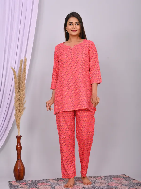 Coral_Pink_Cotton_Geometric_Printed_Night_Suit_Set_For_Women