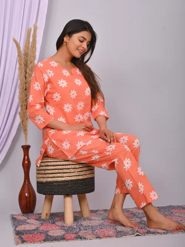 Peach_Cotton_Daisy_Printed_Night_Suit_Set_For_Women