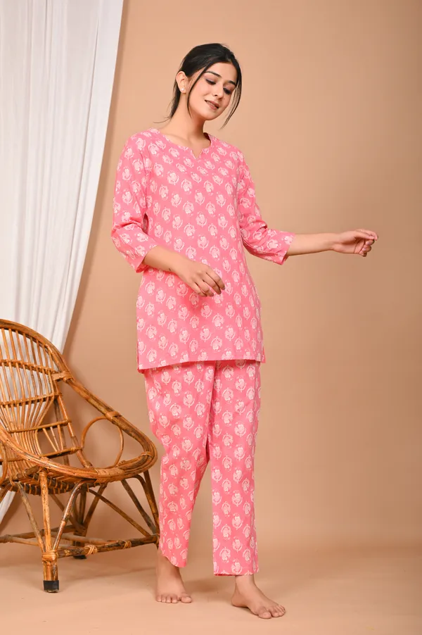 Pink_Cotton_Floral_Printed_Night_Suit_Set_For_Women