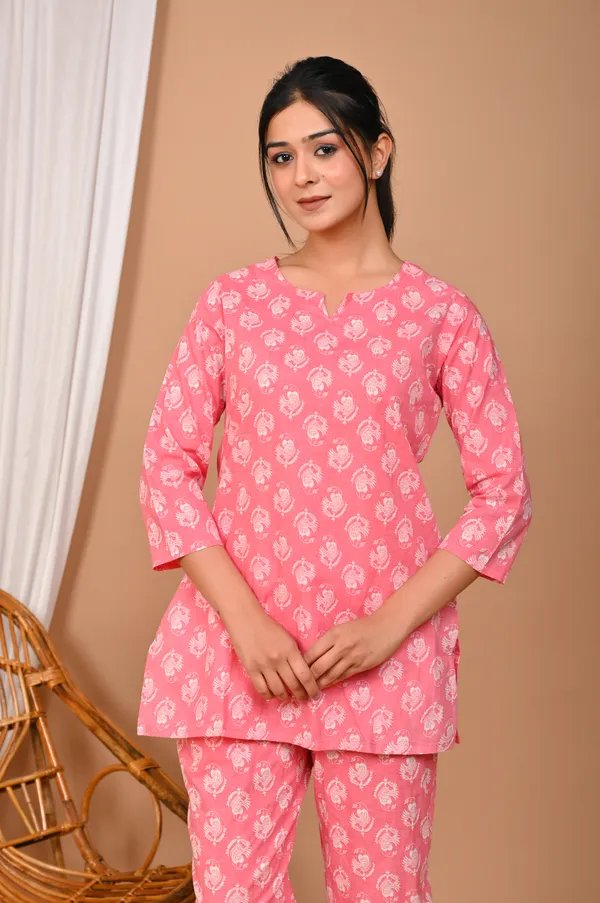 Pink_Cotton_Floral_Printed_Night_Suit_Set_For_Women