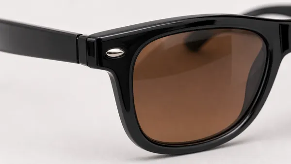 Black_Plastic_Wayfarer_Sunglasses_Brown_Gradient_Lenses_For_Men