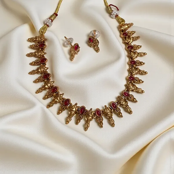 Amora_Crest_Necklace