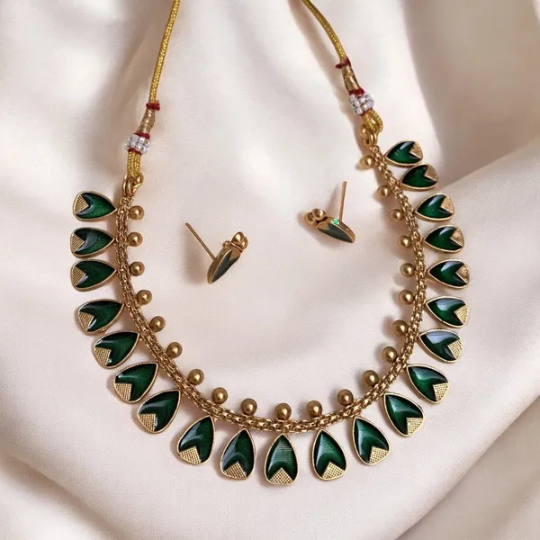 Hanging_Petal_Necklace