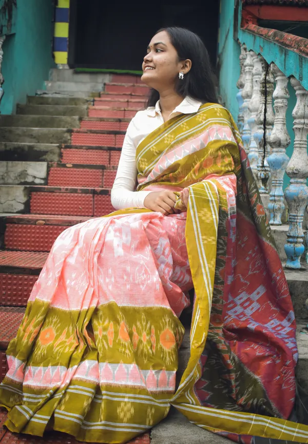 Bandhika_Maniabandha_Ikat_Pure_Cotton_Saree_–_Peach,_Olive_Green_&_White