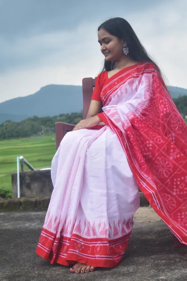 Bandhika_Maniabandha_Ikat_Pure_Cotton_Saree_–_Crimson_Red_&_Ivory_White_Traditional_Handloom_Saree