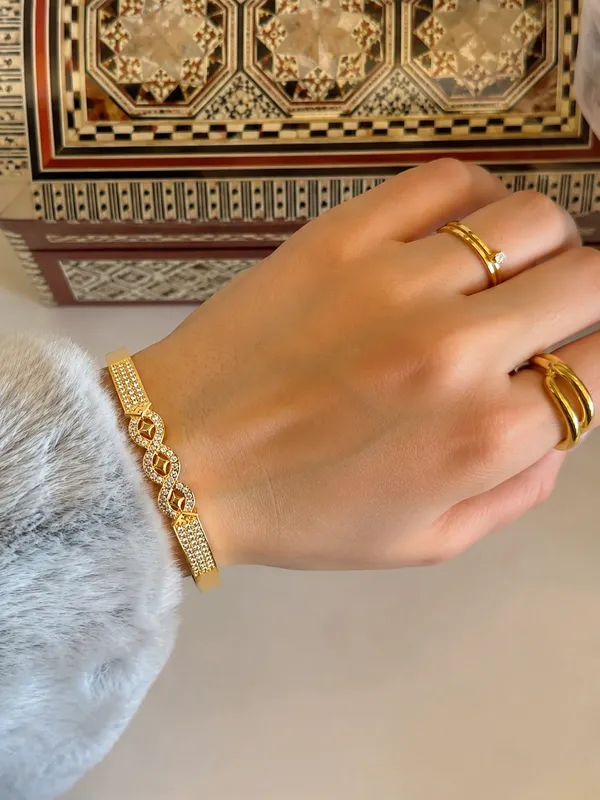 Aura_Infinity_Zircon_Gold-Plated_Kada_Bracelet