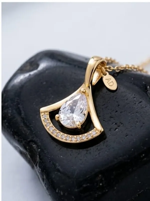 Diva_Pear-Cut_Fan_Pendant_Necklace