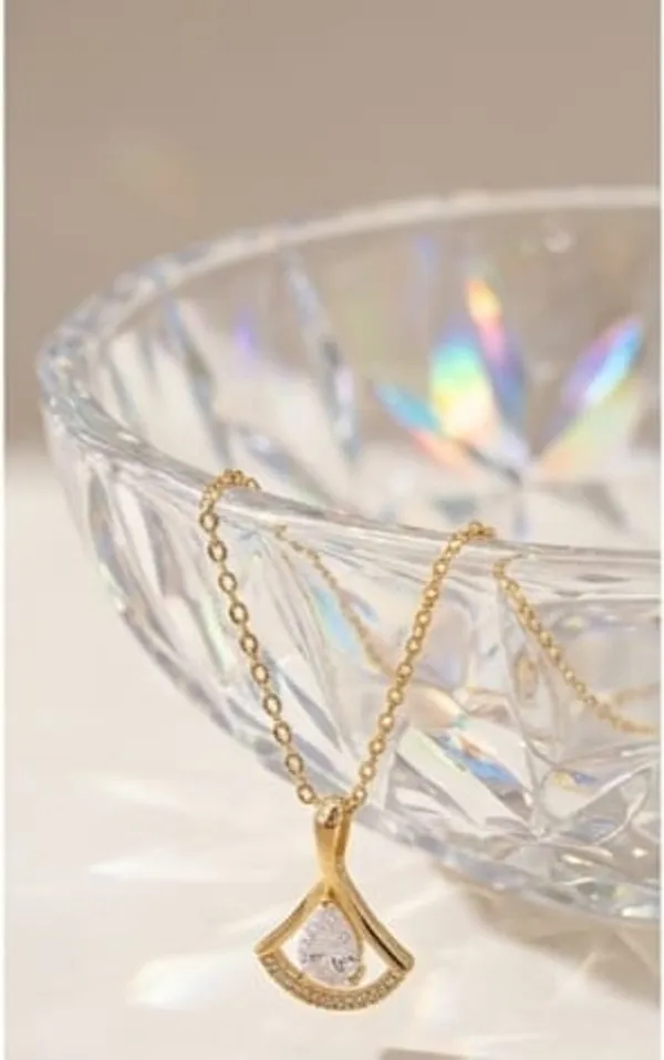 Diva_Pear-Cut_Fan_Pendant_Necklace