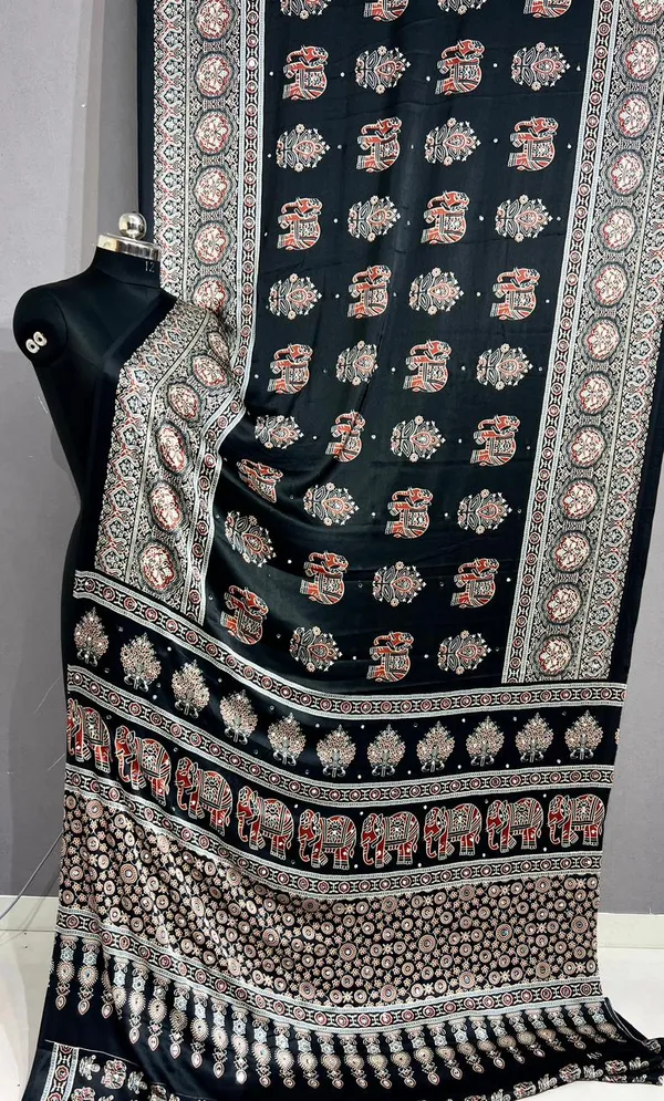Black_Marshmallow_Blooming_Saree_For_Women