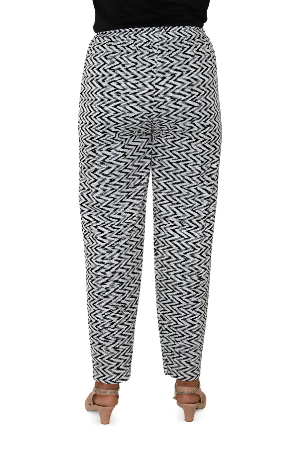 Black_And_White_Cotton_Relaxed_Fit_Zigzag_Print_Ankle_Pants_For_Women