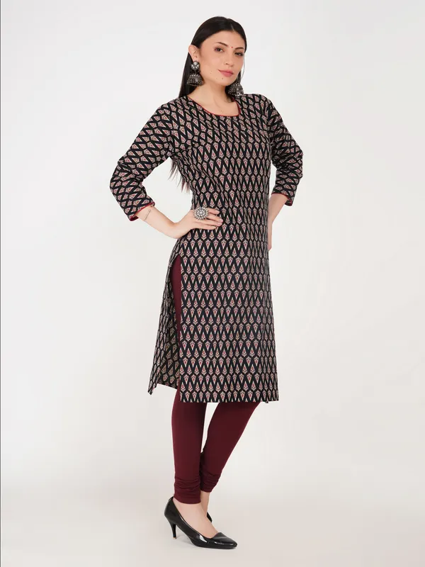 Black_And_Maroon_Cotton_Straight_Fit_Geometric_Print_Kurta_For_Women