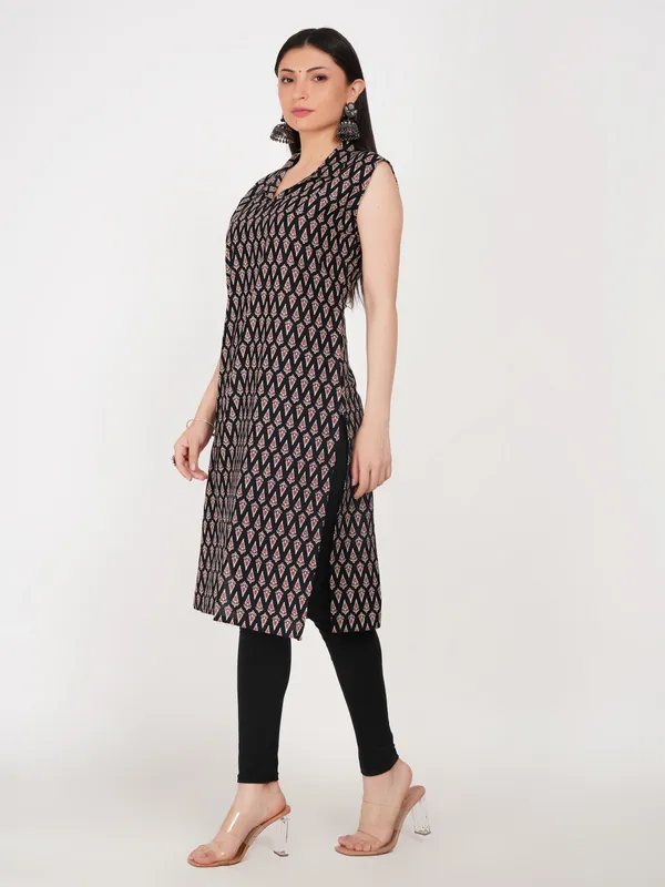 Black_Cotton_Sleeveless_Geometric_Print_Kurta_For_Women