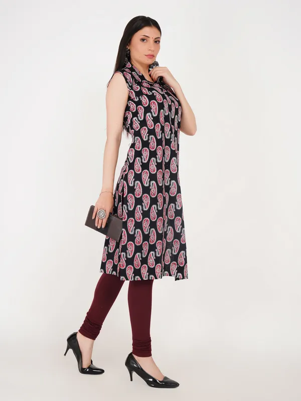 Black_And_Pink_Cotton_Sleeveless_Paisley_Print_Kurta_For_Women