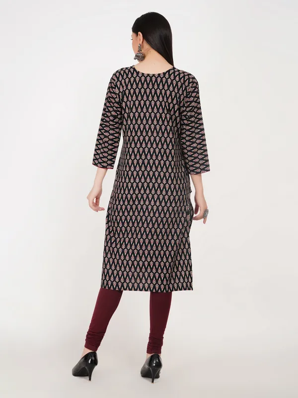 Black_And_Maroon_Cotton_Straight_Fit_Geometric_Print_Kurta_For_Women