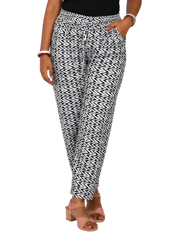 Black_And_White_Cotton_Relaxed_Fit_Zigzag_Print_Ankle_Pants_For_Women