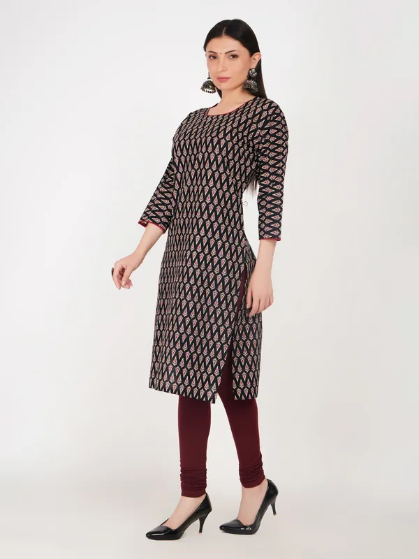 Black_And_Maroon_Cotton_Straight_Fit_Geometric_Print_Kurta_For_Women