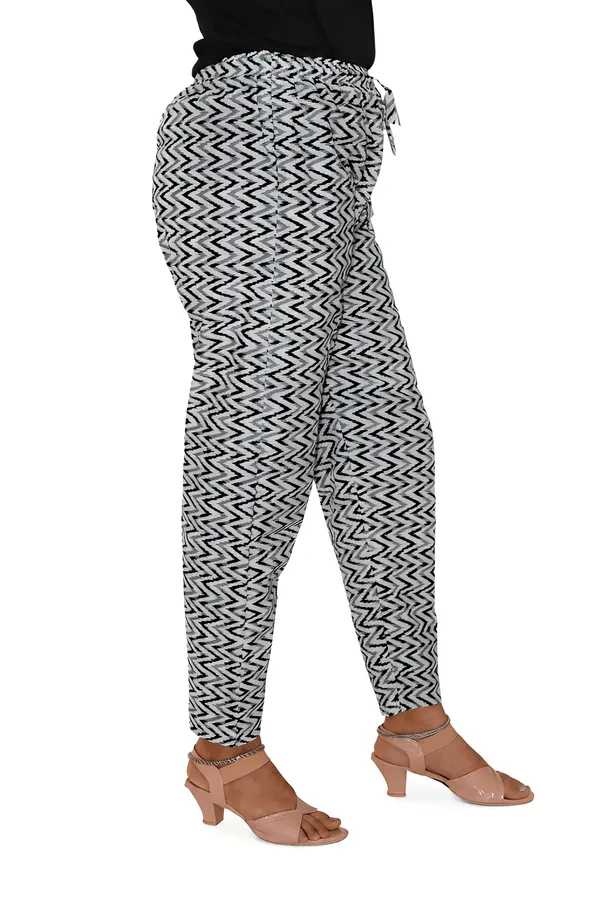 Black_And_White_Cotton_Relaxed_Fit_Zigzag_Print_Ankle_Pants_For_Women