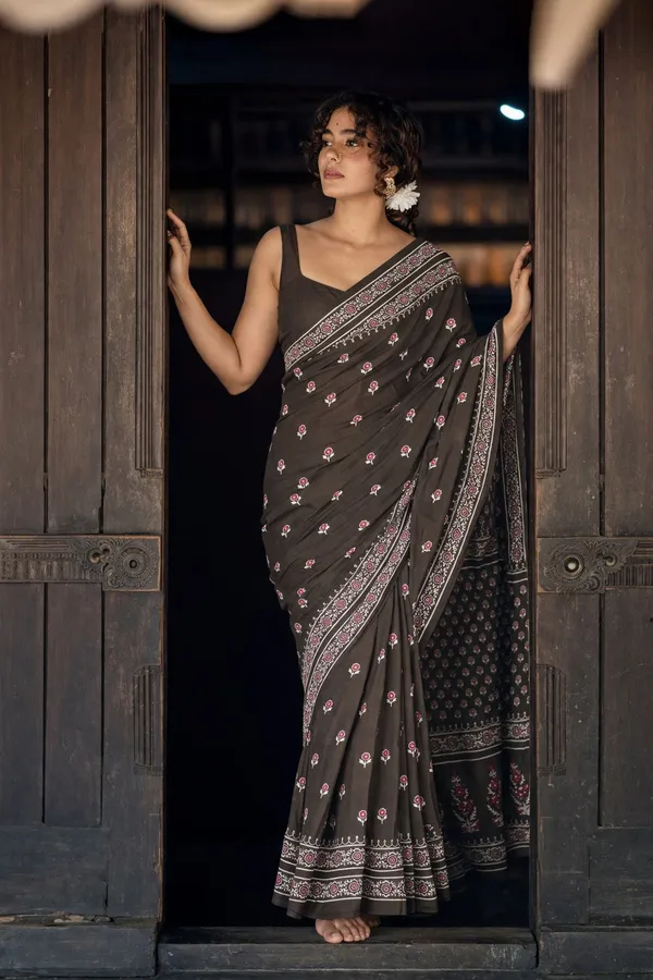 Leelavati_Printed_Floral_Print_Geometric_Print_Blocked_Printed_Daily_Wear_Pure_Cotton_Saree_Grey