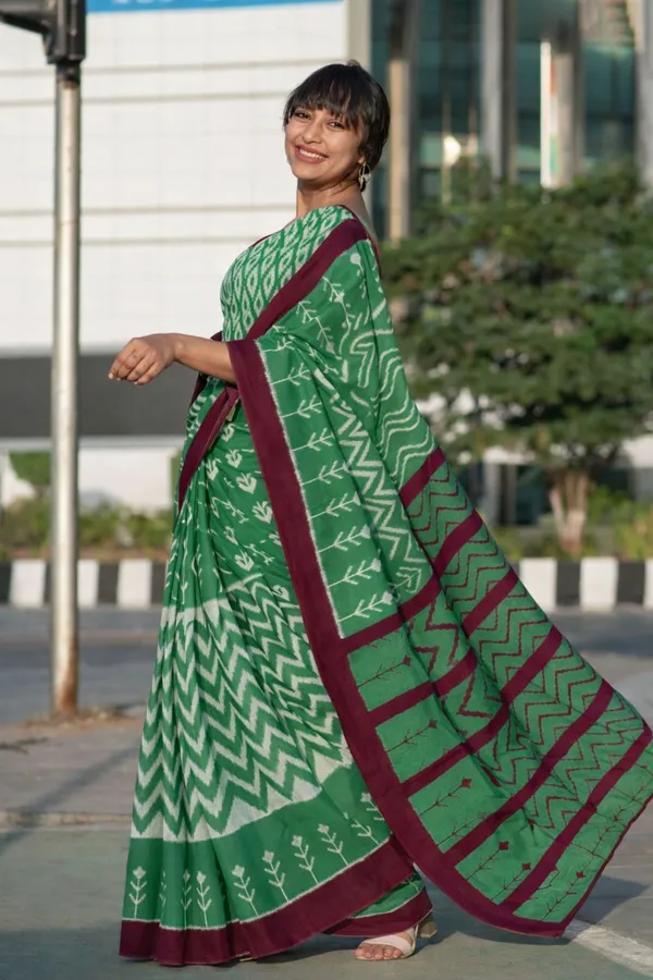 Leelavati_Printed_Floral_Print_Geometric_Print_Blocked_Printed_Daily_Wear_Pure_Cotton_Saree_Dark_Green