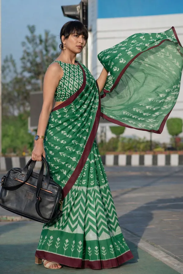 Leelavati_Printed_Floral_Print_Geometric_Print_Blocked_Printed_Daily_Wear_Pure_Cotton_Saree_Dark_Green