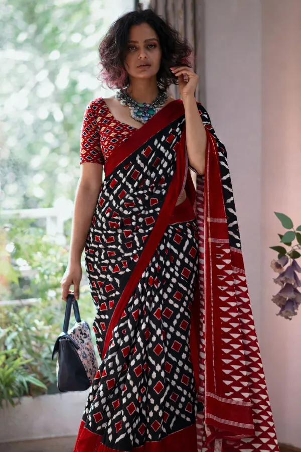 Leelavati_Printed_Floral_Print_Geometric_Print_Blocked_Printed_Daily_Wear_Pure_Cotton_Saree_Black