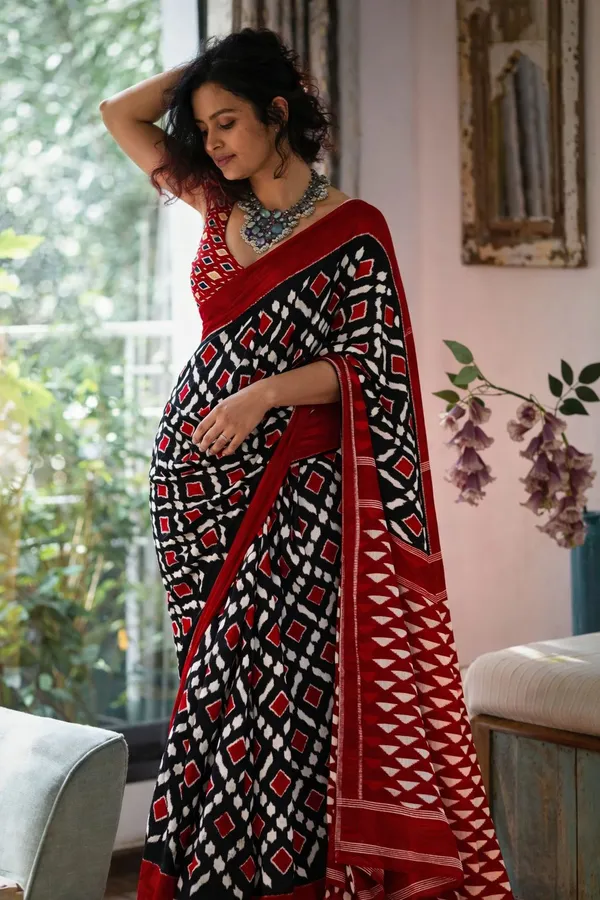Leelavati_Printed_Floral_Print_Geometric_Print_Blocked_Printed_Daily_Wear_Pure_Cotton_Saree_Black