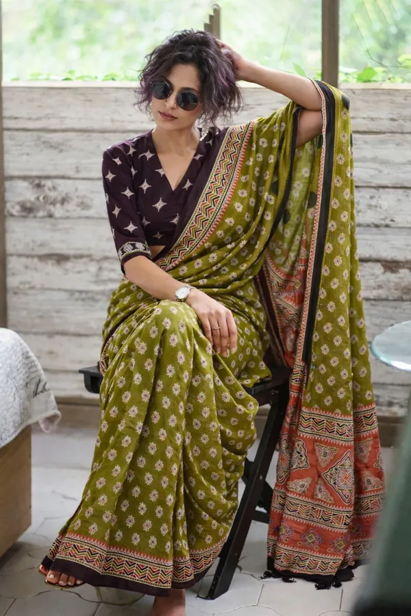 Leelavati_Printed_Floral_Print_Geometric_Print_Blocked_Printed_Daily_Wear_Pure_Cotton_Saree_Green