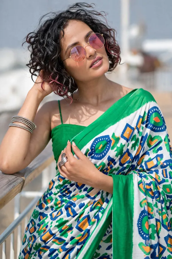 Leelavati_Printed_Floral_Print_Geometric_Print_Blocked_Printed_Daily_Wear_Pure_Cotton_Saree_Green