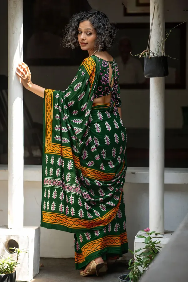Leelavati_Printed_Floral_Print_Geometric_Print_Blocked_Printed_Daily_Wear_Pure_Cotton_Saree_Green