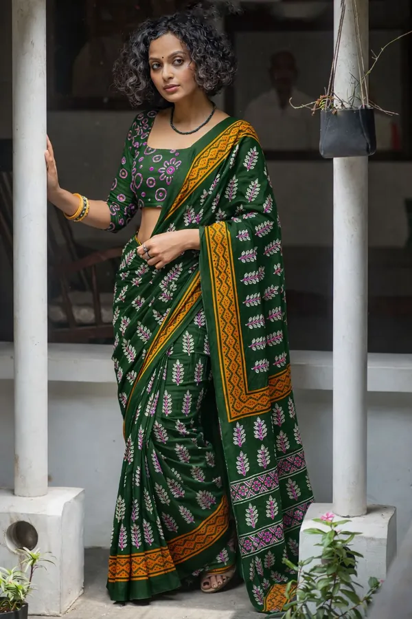 Leelavati_Printed_Floral_Print_Geometric_Print_Blocked_Printed_Daily_Wear_Pure_Cotton_Saree_Green