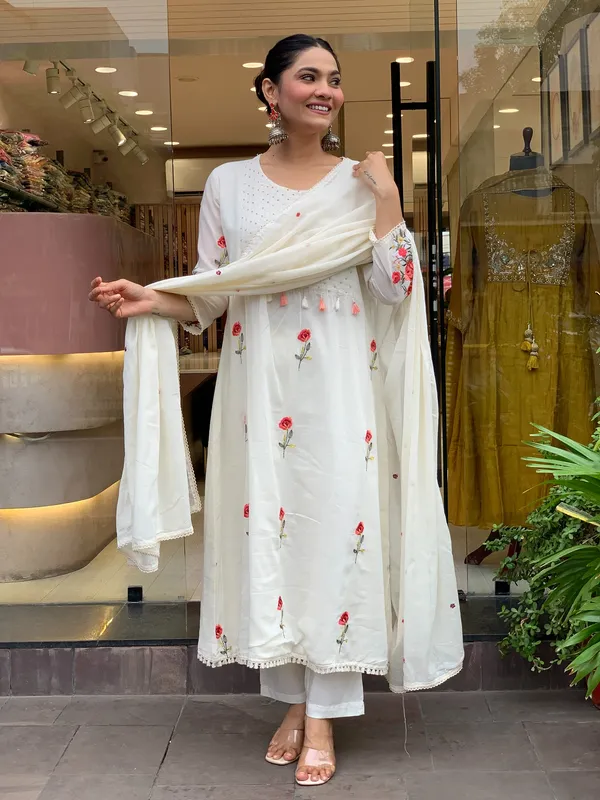 White_Chanderi_Silk_Embroidered_Kurti_With_Pant_And_Dupatta_For_Women